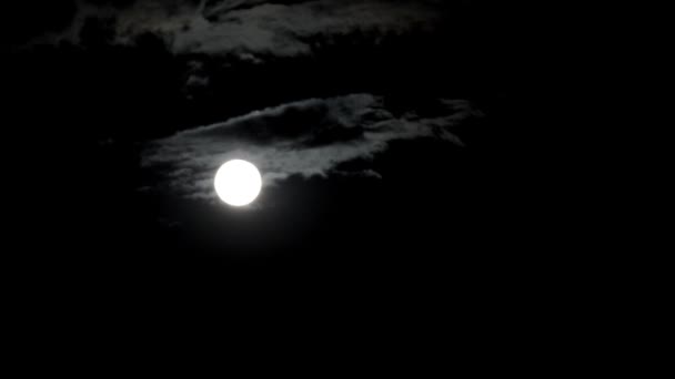 Часовий проміжок з місяцем, що рухається між хмарами — стокове відео