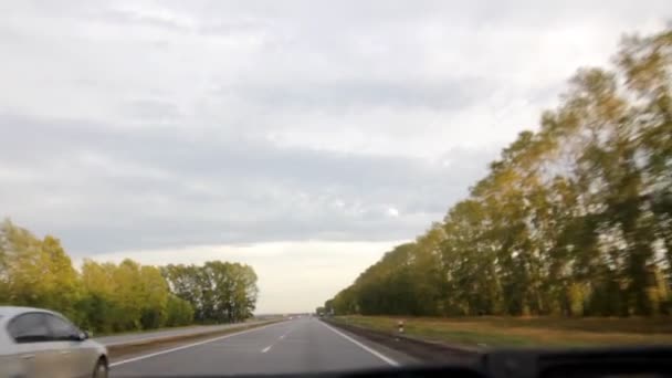 Carros que viajam na estrada — Vídeo de Stock