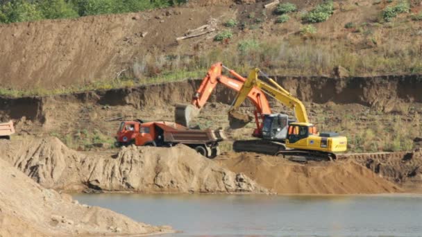 Sandbox - graafmachines en dump trucks — Stockvideo