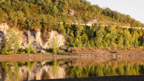 Herfst landschap met trein en rivier — Stockvideo