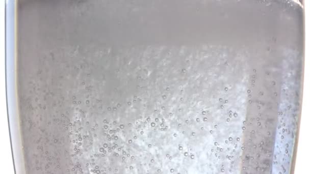 An effervescent tablet and a glass of water, close-up. — Stock Video