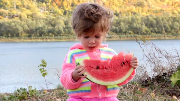 Peuter eten rijp watermeloen — Stockvideo