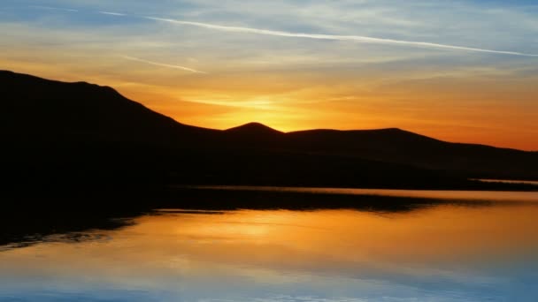 Lever de soleil sur le lac du matin avec montagne — Video