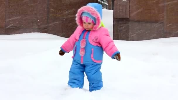Baby girl walking in winter park — Stock Video