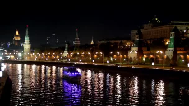 Кремлевская набережная ночью — стоковое видео