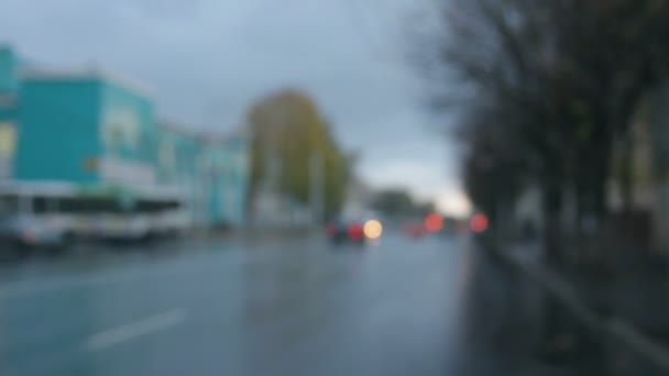Автомобильное движение в городе под дождём ускорилось — стоковое видео