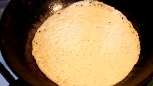Pannenkoeken bakken in een koekenpan — Stockvideo