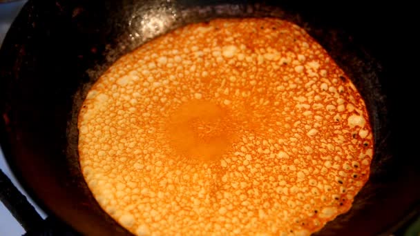 Pannenkoeken bakken in een koekenpan — Stockvideo