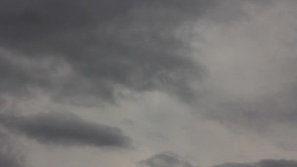 Nuages noirs se déplaçant rapidement sous un vent fort avant la tempête de pluie — Video