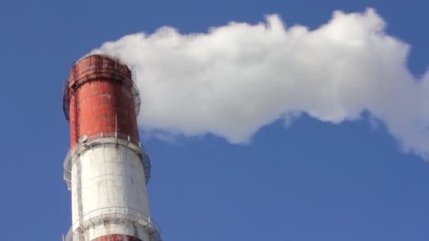 Fabriken skorstenar med rök — Stockvideo