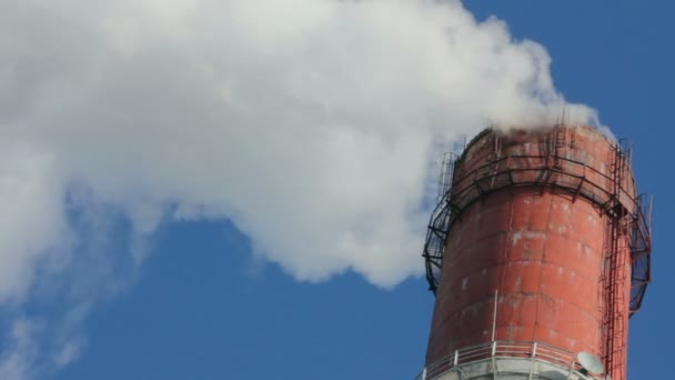 Fabriken skorstenar med rök — Stockvideo