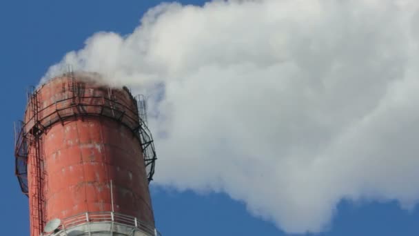 Заводские трубы с дымом — стоковое видео