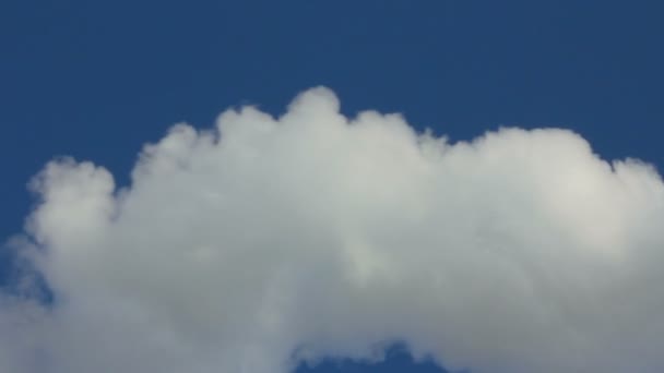 Roken van schoorsteen onder de blauwe hemel — Stockvideo