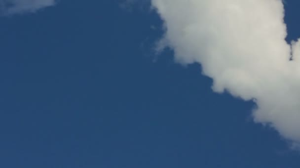 Humo de chimenea bajo el cielo azul — Vídeos de Stock