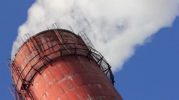 Chimeneas de fábrica con humo — Vídeo de stock