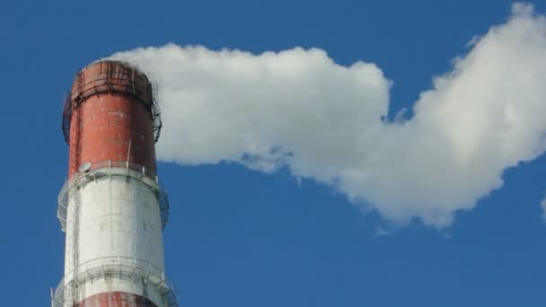 Fabriek schoorstenen met rook — Stockvideo