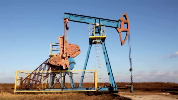 Добыча нефти видео. Добыча нефти видео. Нефтяник. Нефтедобывающая промышленность. Первые нефтяники.