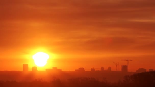 Όμορφο ηλιοβασίλεμα πάνω από την βιομηχανική πόλη — Αρχείο Βίντεο