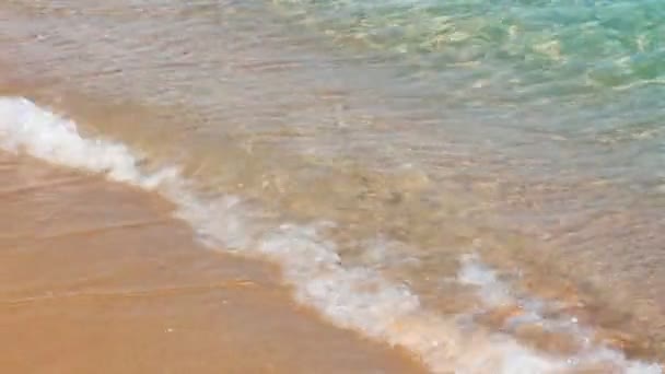 Turquoise zee water golven en zand strand — Stockvideo