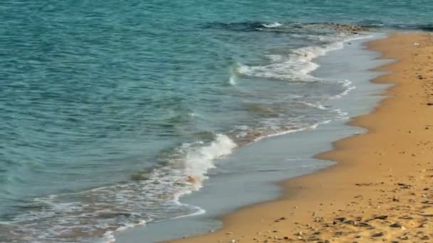Turquoise zee water golven en zand strand — Stockvideo