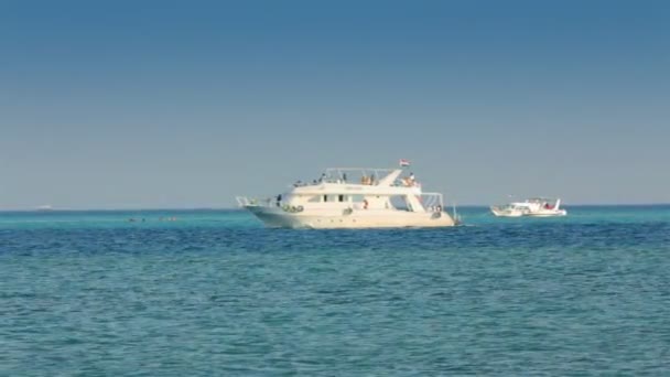 Barcos blancos navegando en mar turquesa — Vídeos de Stock