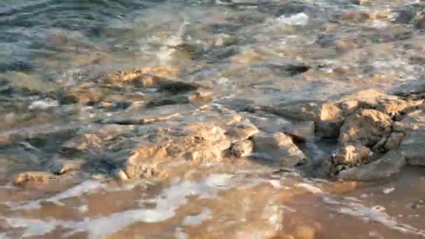 Kiezel strand met kristalhelder water en golven — Stockvideo