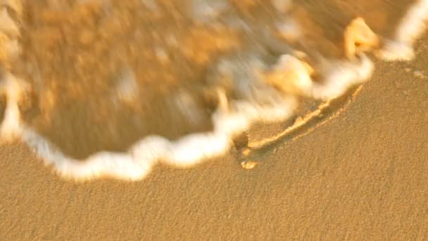 Um coração desenhado na areia — Vídeo de Stock