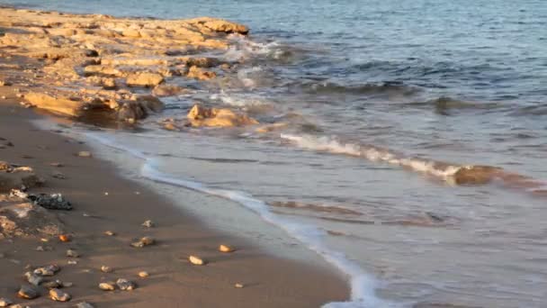Галечный берег с кристально чистой водой и волнами — стоковое видео