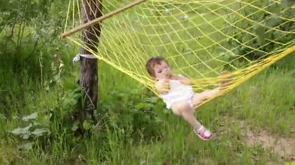 Bebê relaxar na rede — Vídeo de Stock