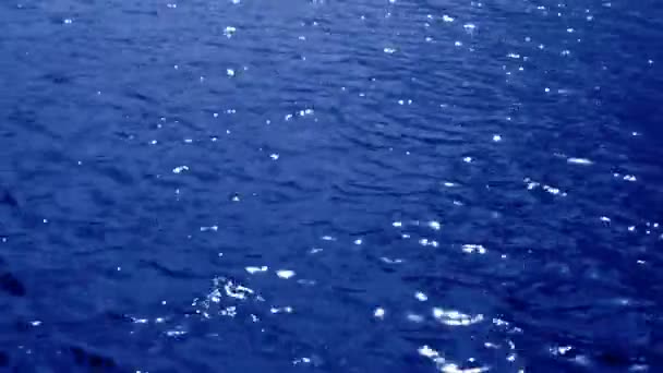 Blauwe water achtergrond in ondiep — Stockvideo