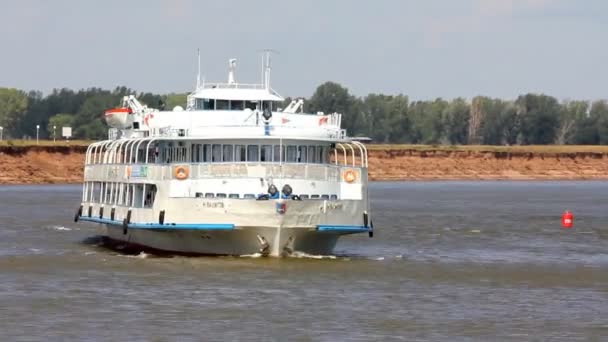 Passagierschiff auf dem Fluss — Stockvideo