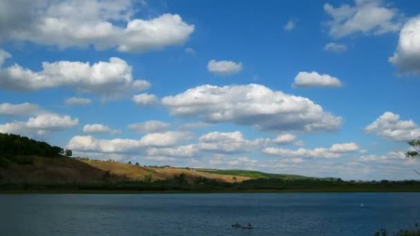 Тімелапс з хмарами, що рухаються над річкою — стокове відео