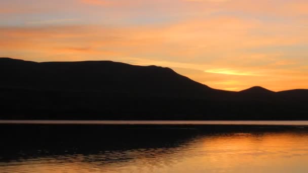 Salida del sol en el lago de la mañana con montaña — Vídeos de Stock