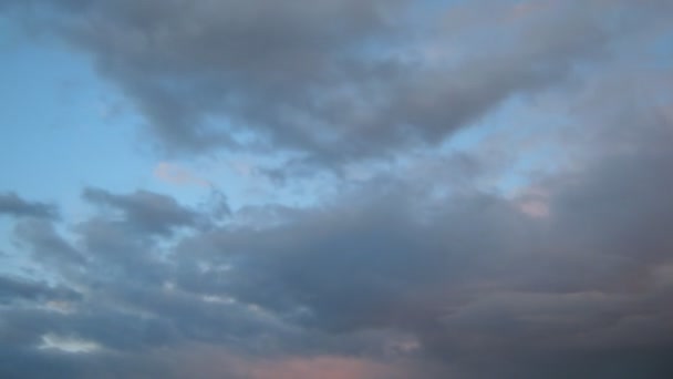 Temps écoulé de nuages blancs gonflés contre le ciel bleu — Video