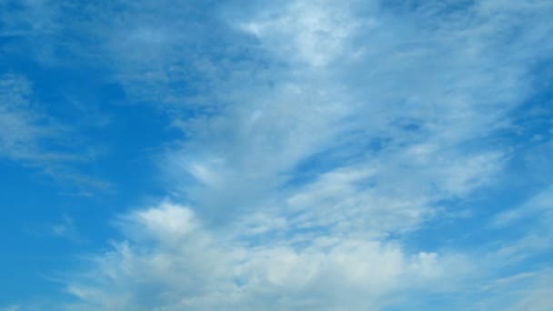 Time lapse of puffy white clouds against blue sky on a Summer day — Stock Video