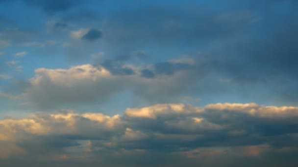 Dramatische Wolken am Himmel bei Sonnenaufgang — Stockvideo