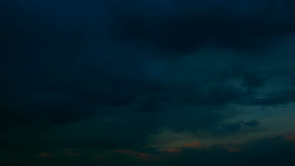 Un lapso de tiempo de nubes ominosas rodando mientras el cielo se oscurece — Vídeo de stock