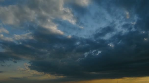 Nuages spectaculaires tournants sur le ciel au lever du soleil — Video