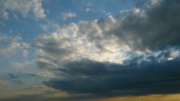 Roterende dramatische wolken aan de hemel bij zonsopgang — Stockvideo