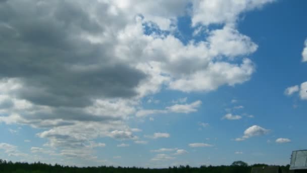 Movimiento de nubes sobre el pueblo — Vídeo de stock