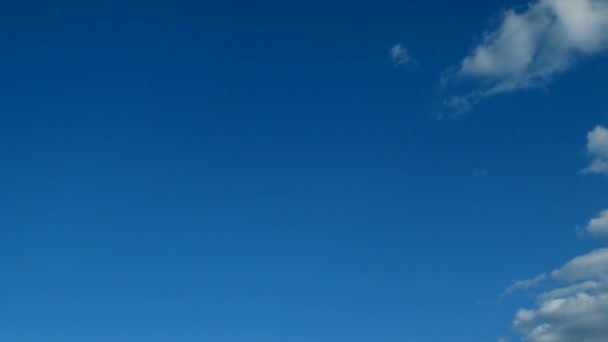 El lapso de tiempo de nubes blancas hinchadas contra el cielo azul en un día de verano — Vídeos de Stock