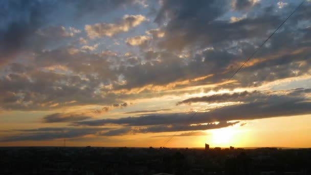 Puesta de sol sobre la ciudad, vista aérea, timelapse — Vídeos de Stock