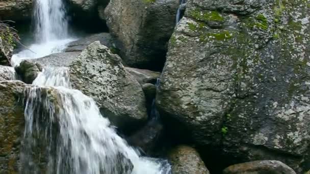 Horská řeka na pozadí kamenů — Stock video