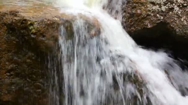 Gebirgsfluss auf einem Hintergrund aus Steinen — Stockvideo