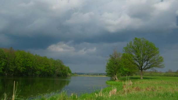 De motie van de wolken in de achtergrond van de rivier. — Stockvideo