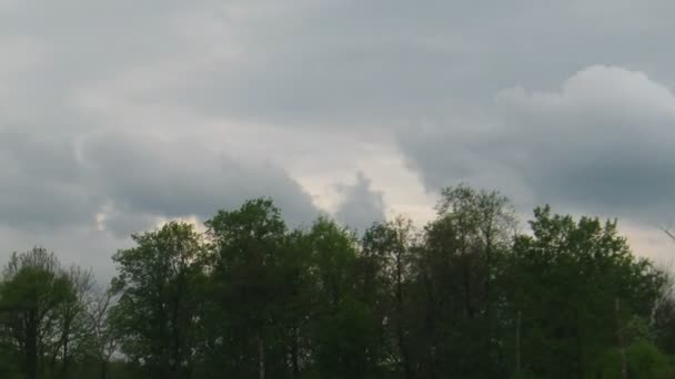 Pohyb mraků v pozadí řeky. — Stock video