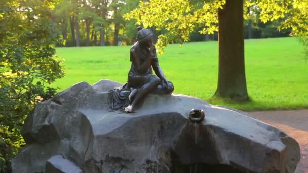 Niña con la estatua de la jarra en el parque Pushkin San Petersburgo Rusia — Vídeos de Stock