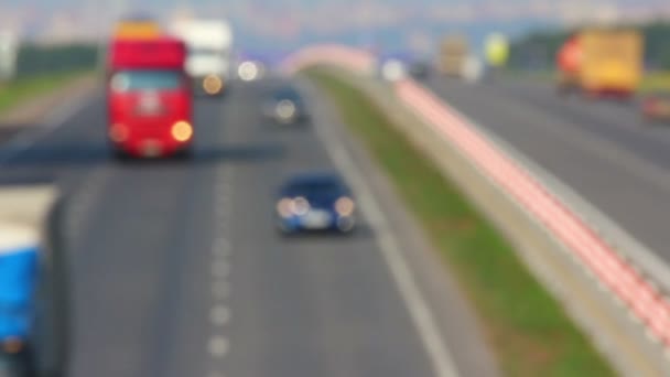 Coches que viajan en la carretera - desenfocado — Vídeo de stock