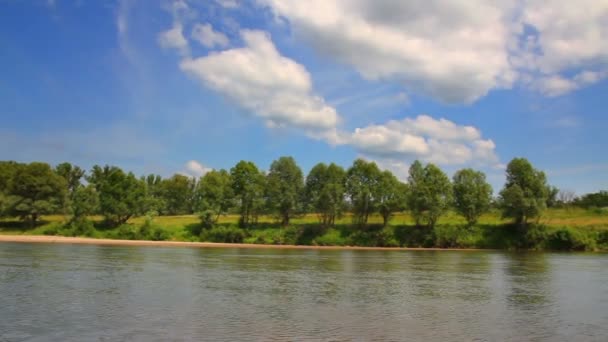 Sommer-Pfannenlandschaft mit Fluss — Stockvideo