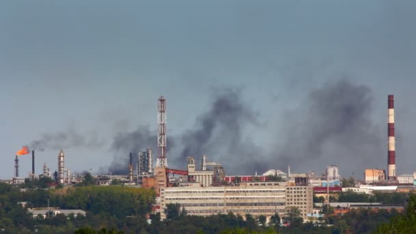 Black smoke on refinery plant — Stock Video